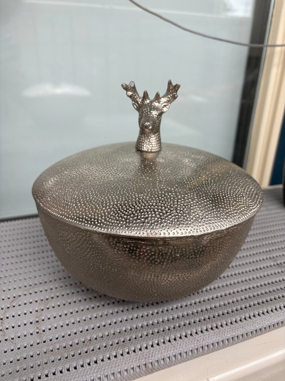 Decoratieve aluminium schaal met hert en deksel - zilver, Overige materialen, Gebruikt, Schaal, Rond