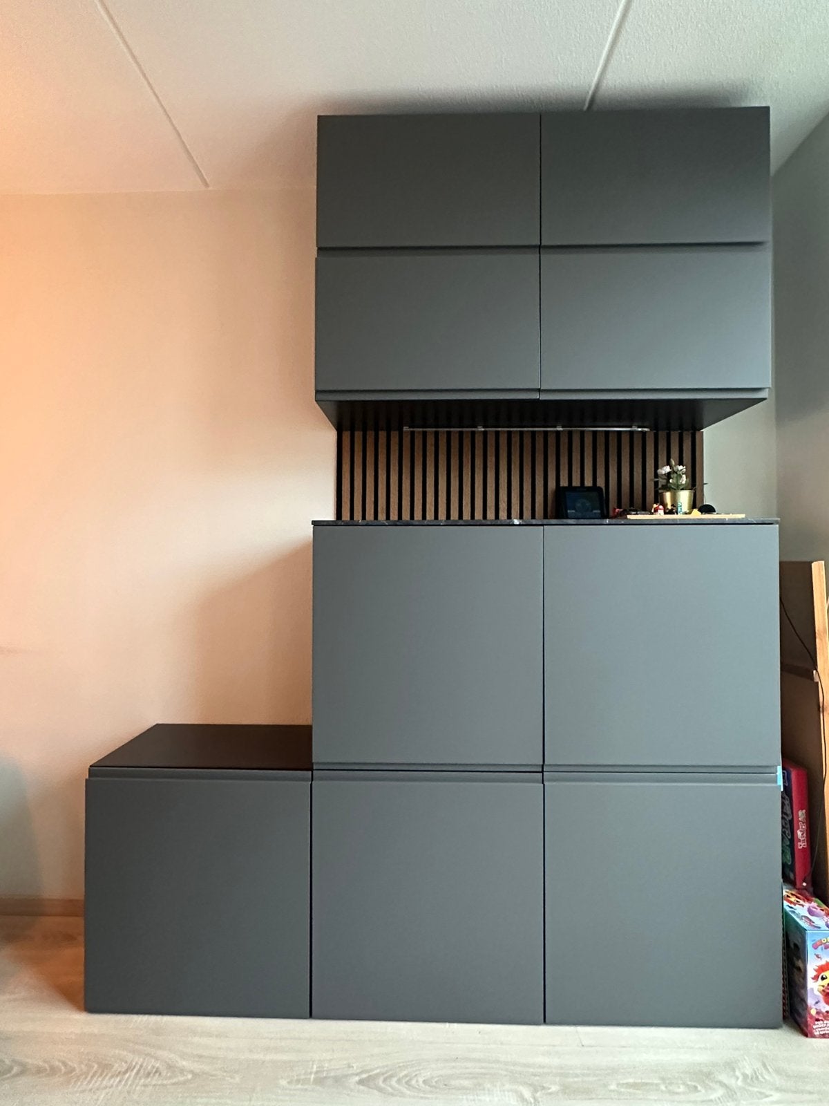 Zeer nette kastenwand (besta zwart/grijs), Ophalen, Met deur(en), Zo goed als nieuw, Minder dan 150 cm