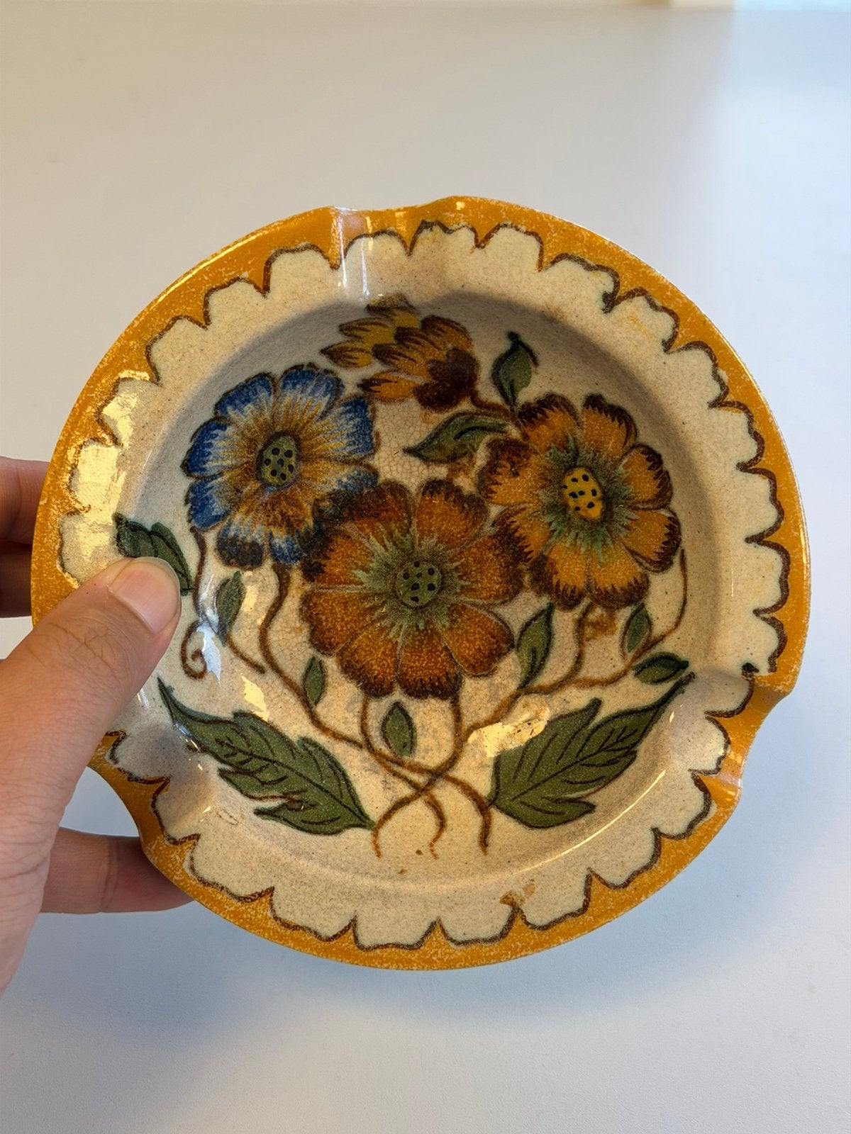 Vintage Gouda plateel asbak handgeschilderd 16 cm jaren 50, Verzamelen, L, Zo goed als nieuw, L, Ophalen of Verzenden