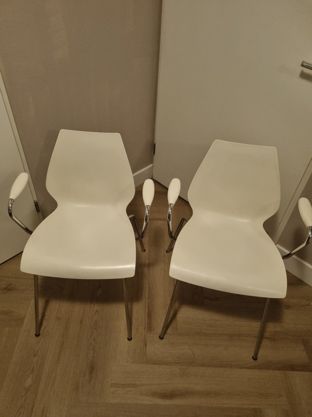 2 Kartell Maui stoelen met armleuning by Vico Magistretti, Ophalen, Gebruikt