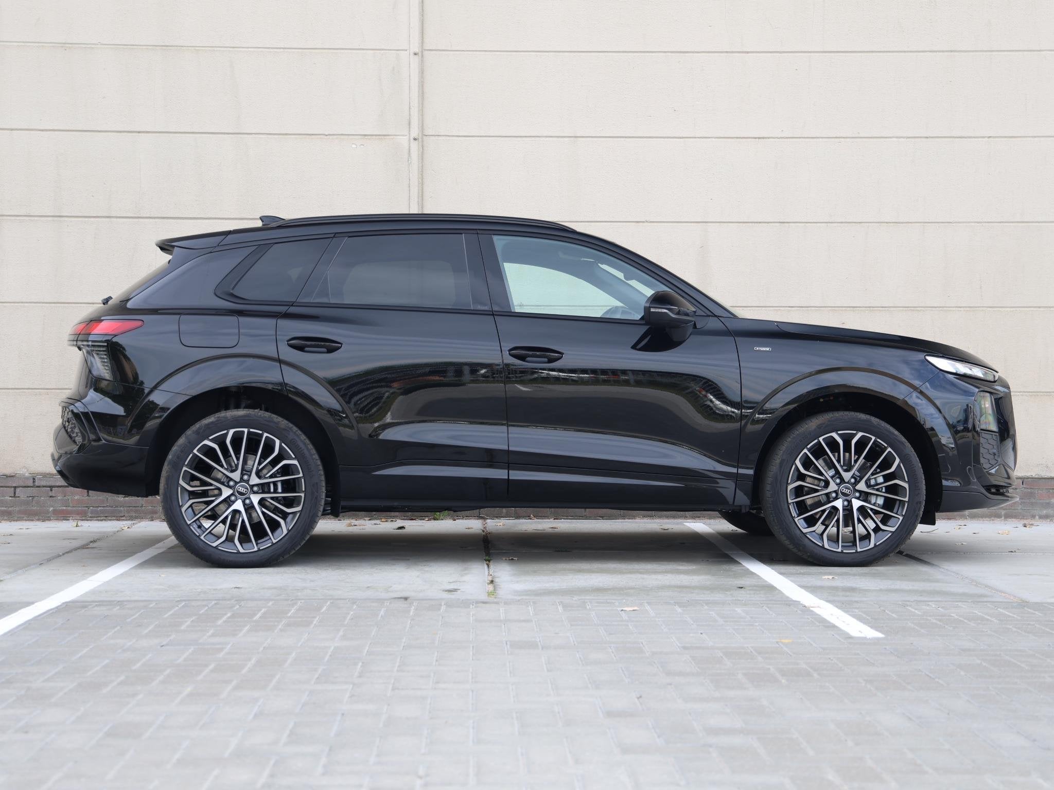 Audi Q3 S edition e-hybrid 272 PK SUV | Panoramadak | Trekha, Auto's, Audi, 1800 kg, 1498 cc, 4 cilinders, 150 min