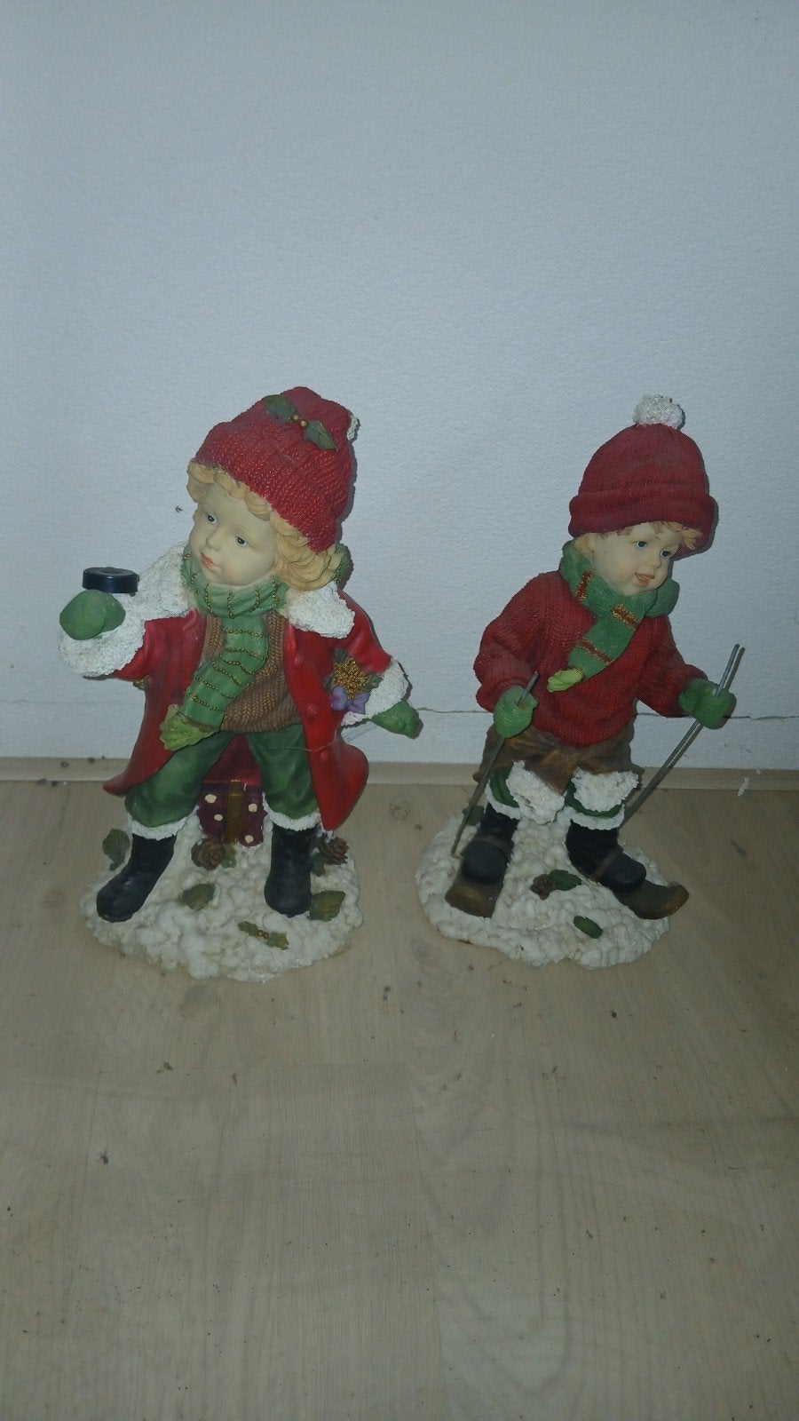 Twee Kerstbeeldjes: Jongen met Skis en Meisje met Drinkbeker, Ophalen of Verzenden, Zo goed als nieuw, Mens