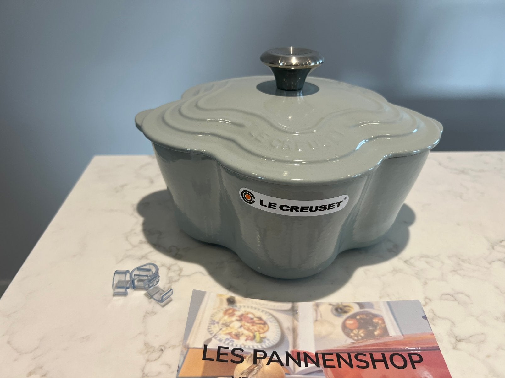Nieuwe Le Creuset bloempan 20 cm Pistache, Geschikt voor inductie, Nieuw, Le Creuset, Ophalen of Verzenden