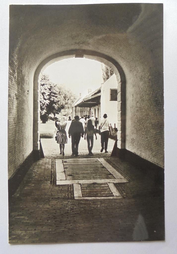 Fotokaart Toegangspoort Slot Loevestein bij Woudrichem., Verzamelen, Ansichtkaarten | Nederland, Ophalen of Verzenden, 1940 tot 1960