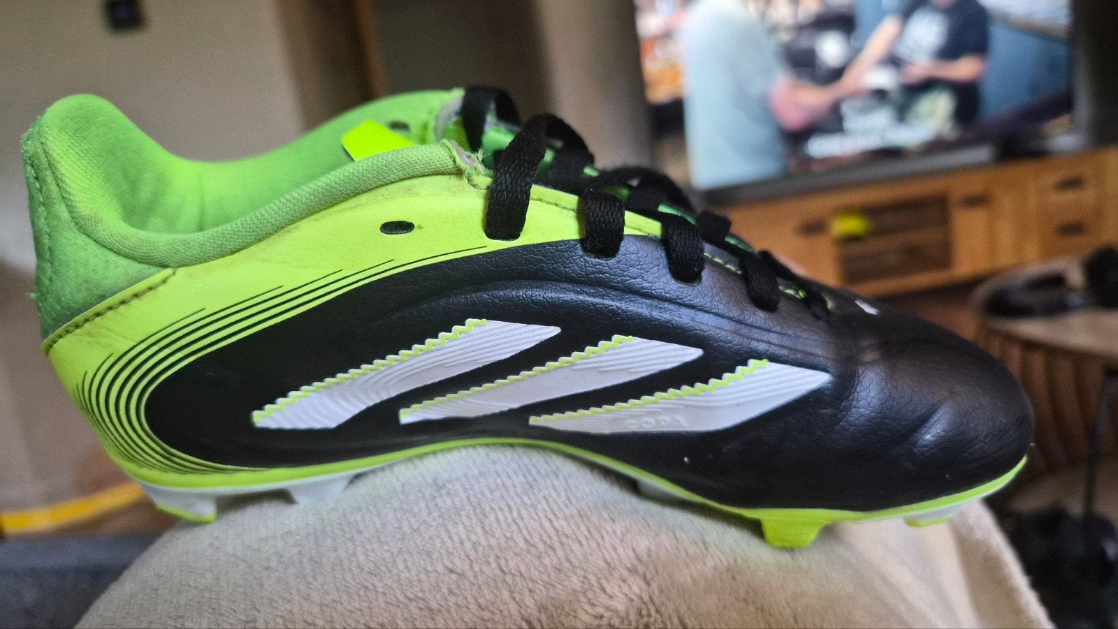 Adidas voetbalschoenen - Zwart/Neon Groen maat 33, Sport en Fitness, Ophalen of Verzenden, Gebruikt, Schoenen