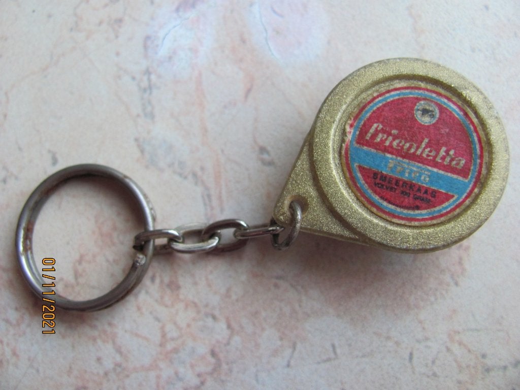 VINTAGE reclame FRICOLETTA smeerkaas SLEUTELHANGER jr 60 70, Verzamelen, Ophalen of Verzenden, Gebruikt, Gebruiksvoorwerp