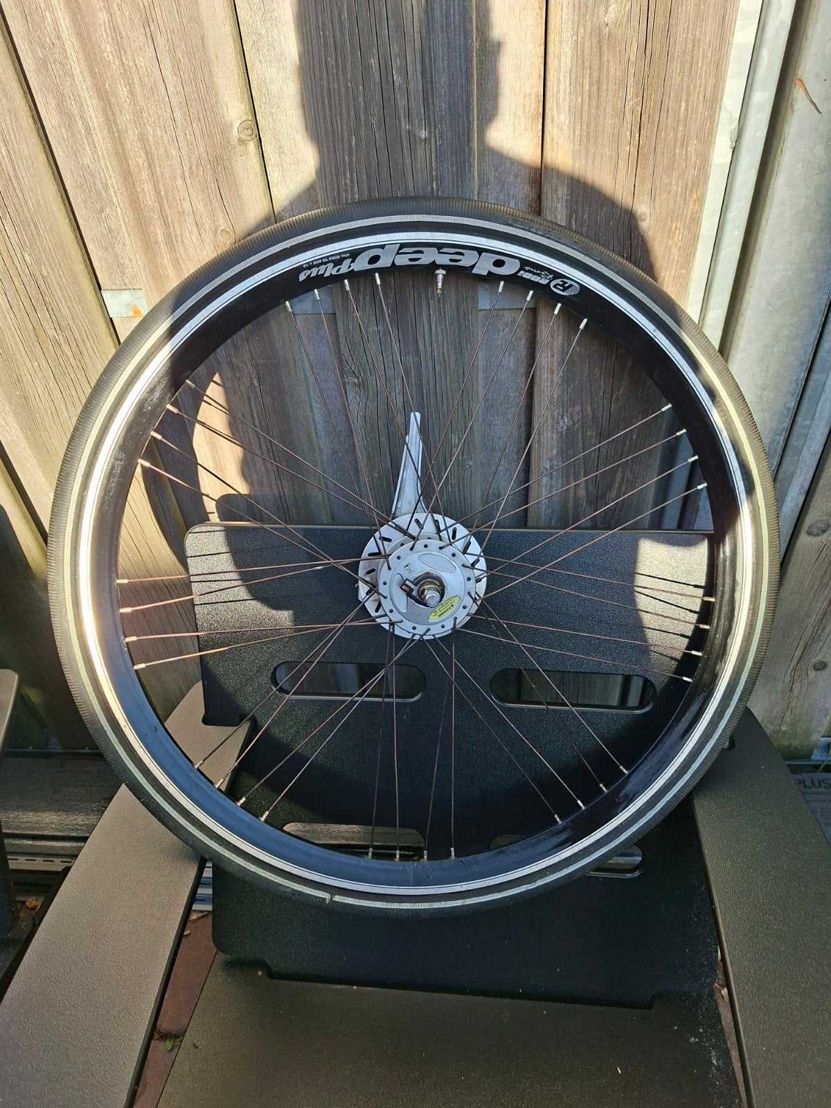 Goedwerkend voorwiel 28 inch met naafdynamo en rollerbrake., Gebruikt, Aluminium, Shimano, Stadsfiets