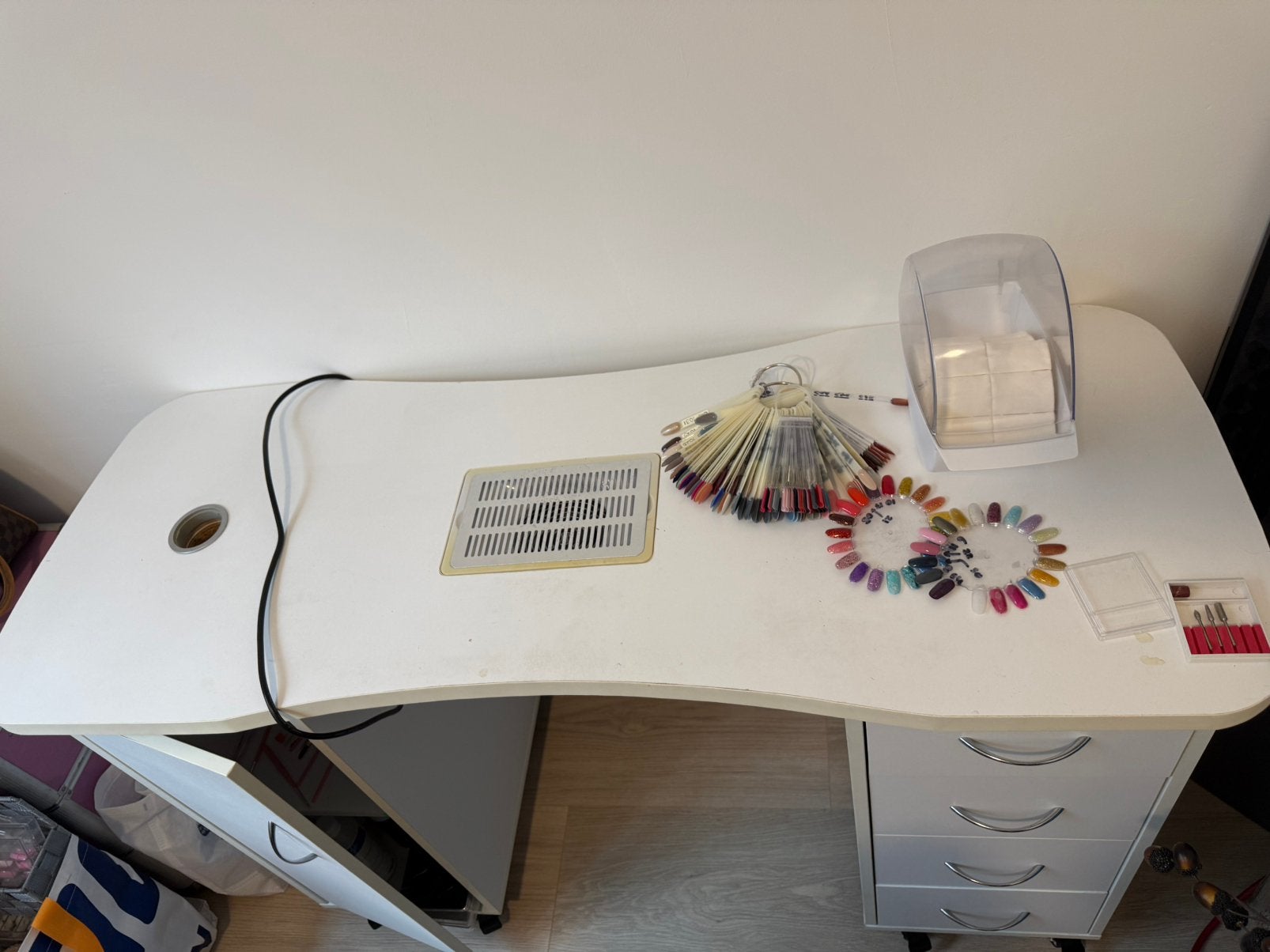 Nageltafel met ingebouwde afzuiging, Ophalen, Zo goed als nieuw
