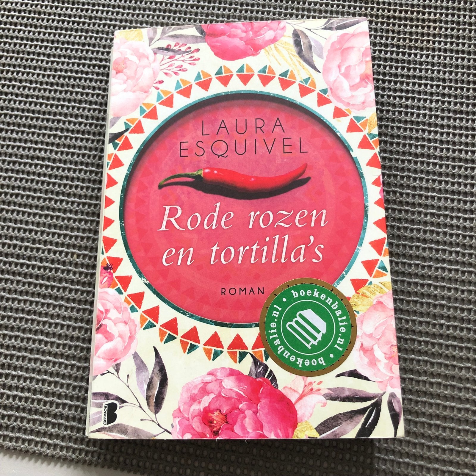 Rode rozen en tortilla's - Laura Esquivel (Roman), Ophalen of Verzenden, Gelezen, Wereld overig