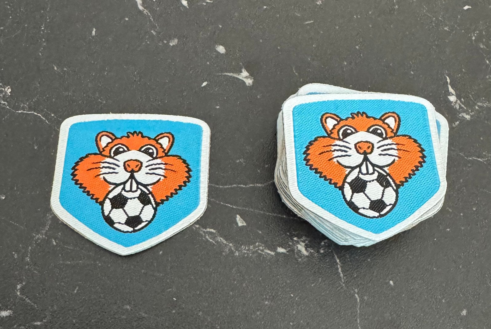 Nieuw kledingapplicatie textielsticker hamster voetbal ah, Ophalen of Verzenden, Nieuw, Overige applicaties