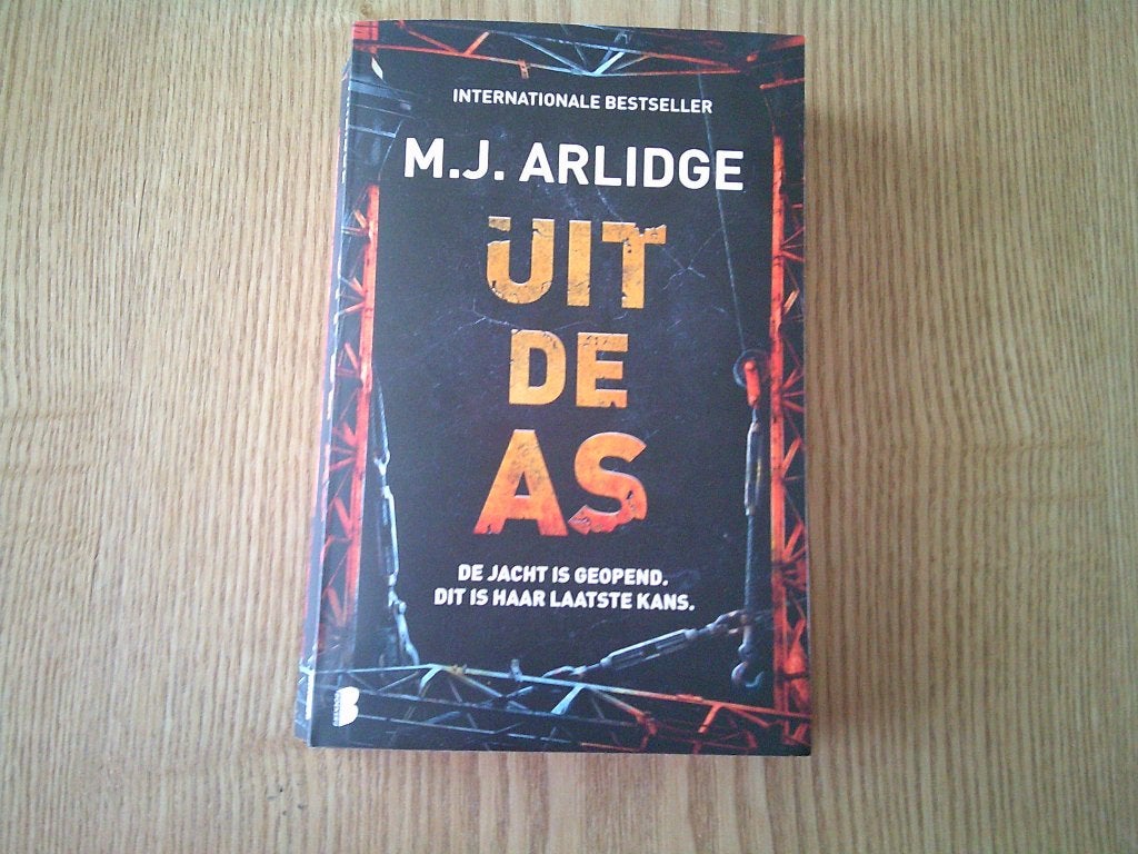 M.J. Arlidge, Uit de As, met Helen Grace, thriller, z.g.a.n., Boeken, Ophalen of Verzenden, Zo goed als nieuw, M.J. Arlidge, Europa overig