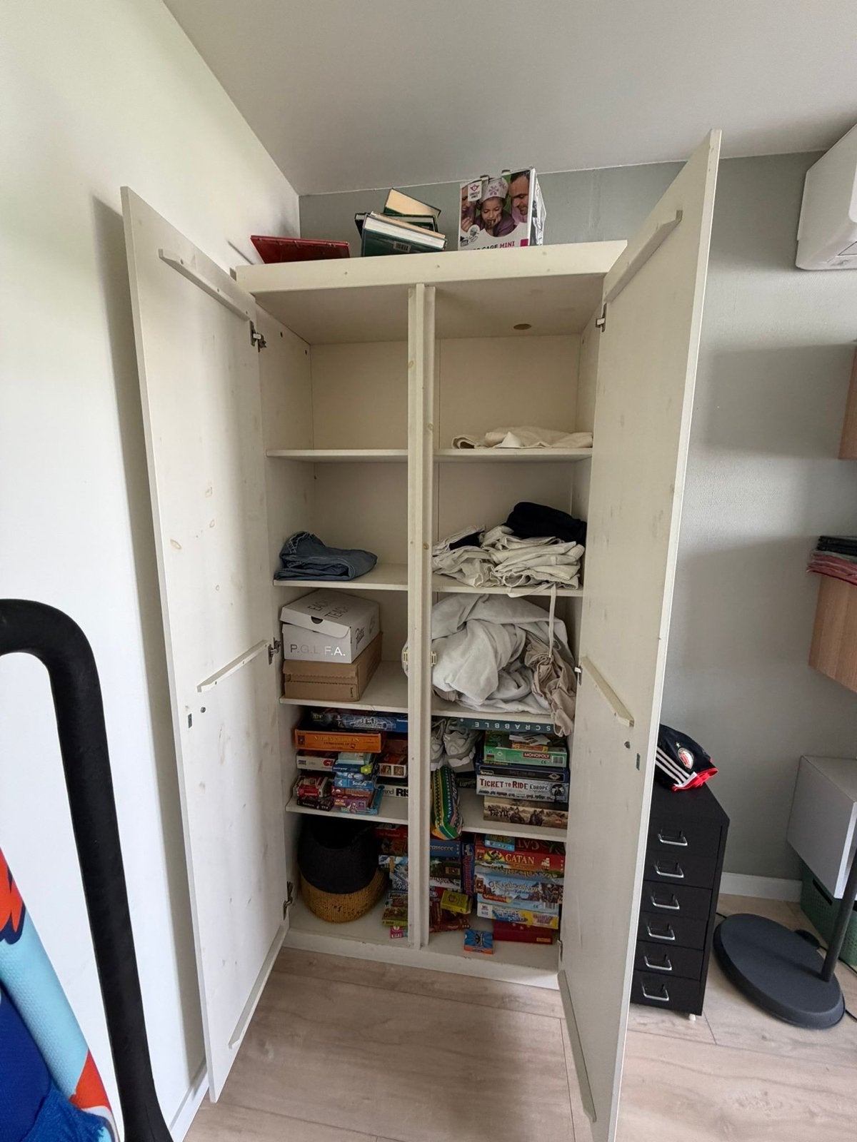 Witte kledingkast met planken en deuren, Huis en Inrichting, Gebruikt, 200 cm of meer, 25 tot 50 cm, Met deur(en)
