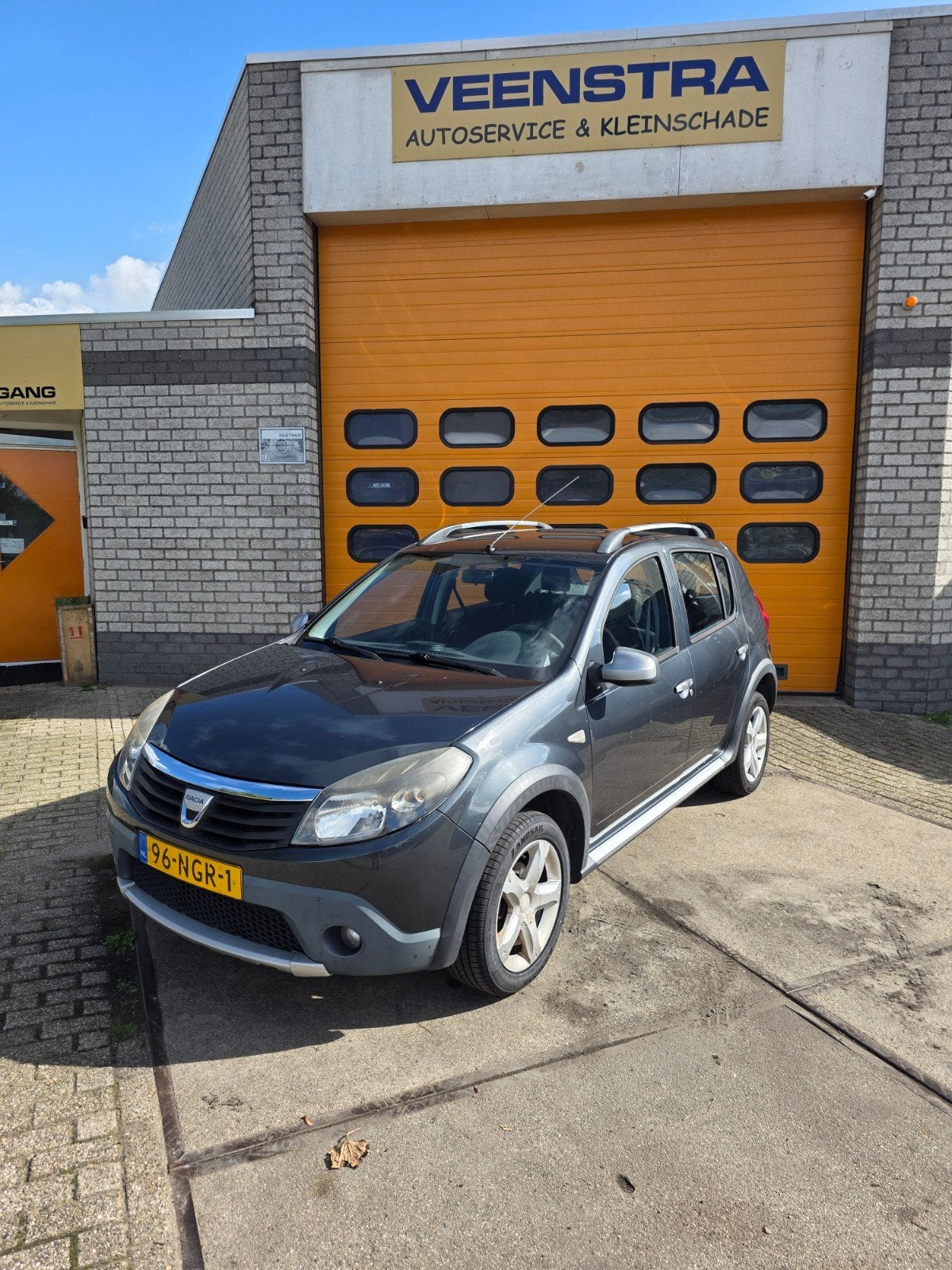 Dacia Sandero 1.6 MPI 2010 Grijs, nieuwe apk., Auto's, Stof, 40 €/maand, Zwart, 4 cilinders