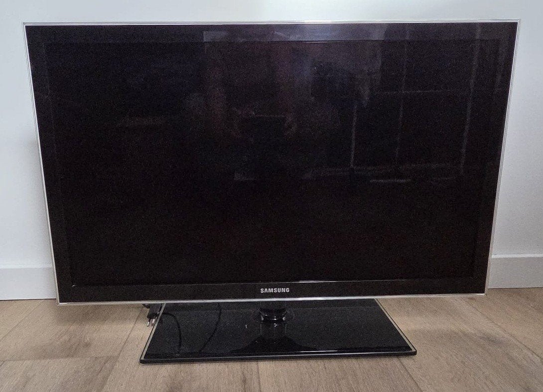 SAMSUNG tv 32 inch
Model: UE32D5000PW
Type No.: UE3205000, Ophalen, 50 Hz, Samsung