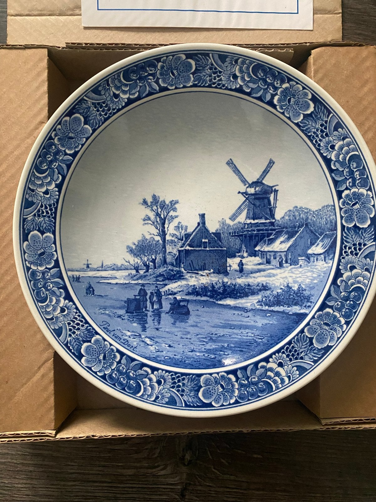 Delfts Blauw sierbord "Het familie-uitstapje" - Royal Goedew, Antiek en Kunst, Ophalen of Verzenden