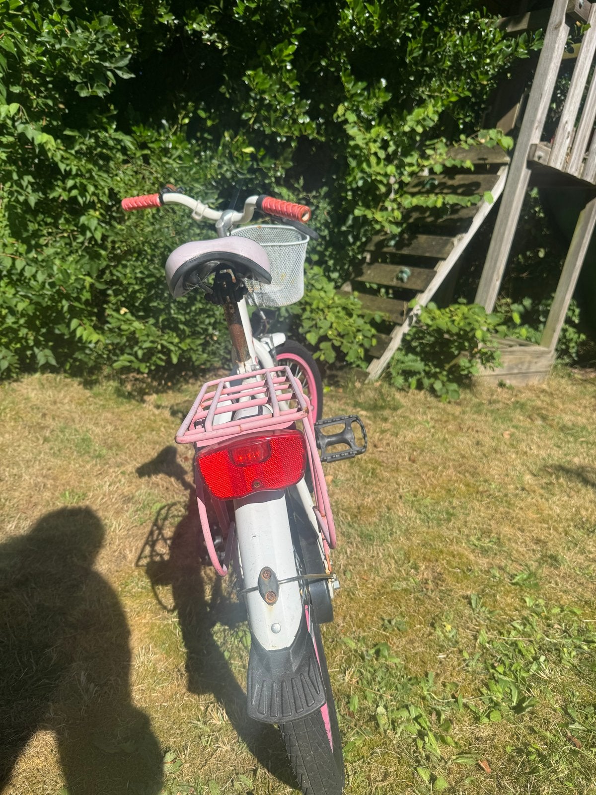 Kinderfiets wit/roze met mandje en bagagedrager, Ophalen, Gebruikt, Terugtraprem, 16 tot 20 inch