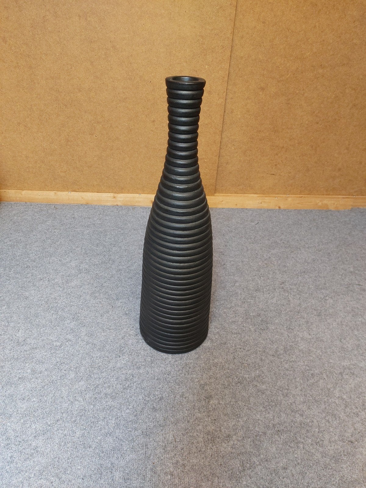 Zwarte decoratieve vaas met ribbelstructuur, Ophalen