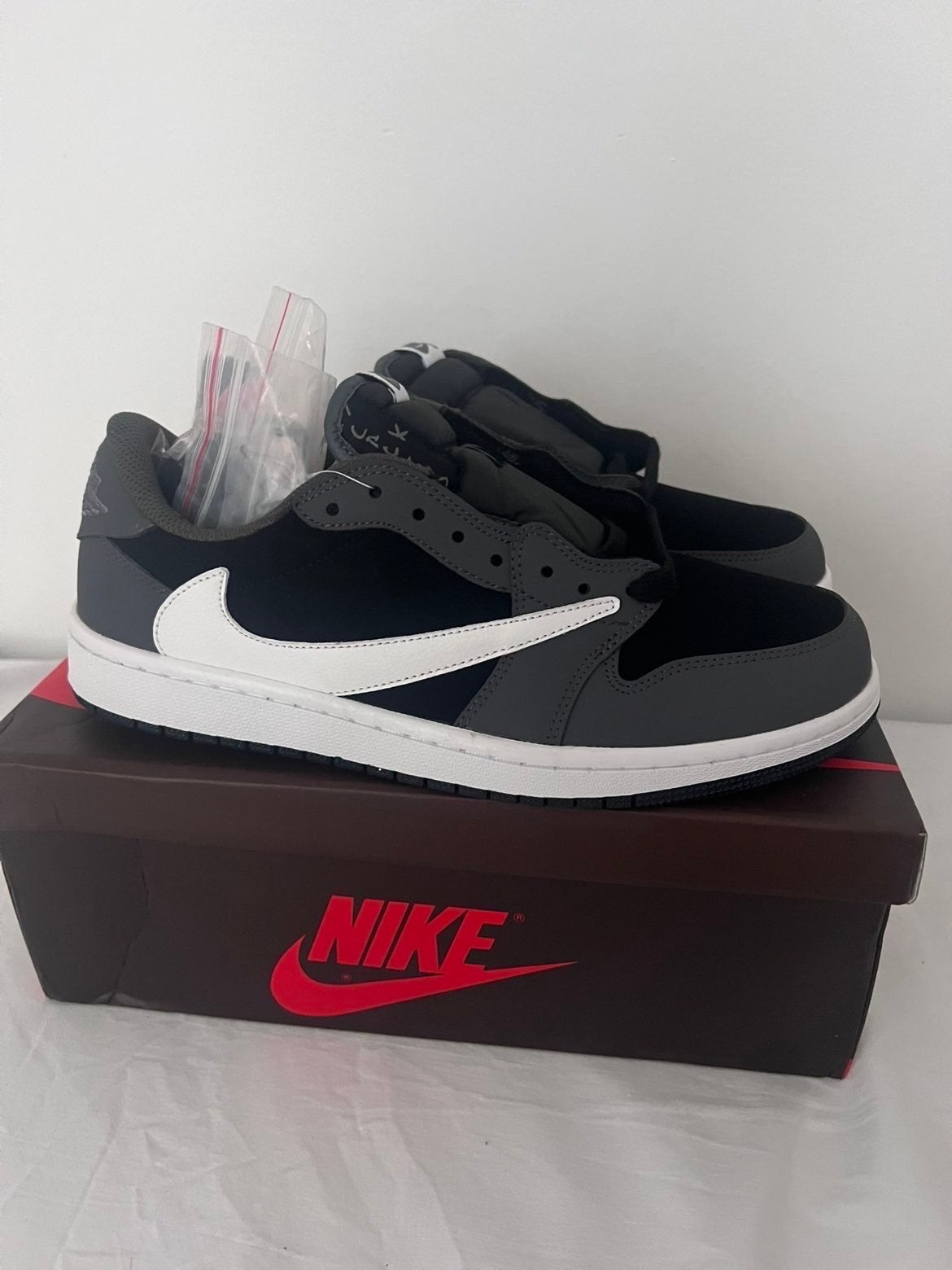 Travis Scott Jordan 1 Low Reverse Mocha Maat 44, Ophalen of Verzenden, Nieuw, Overige kleuren, Sneakers of Gympen