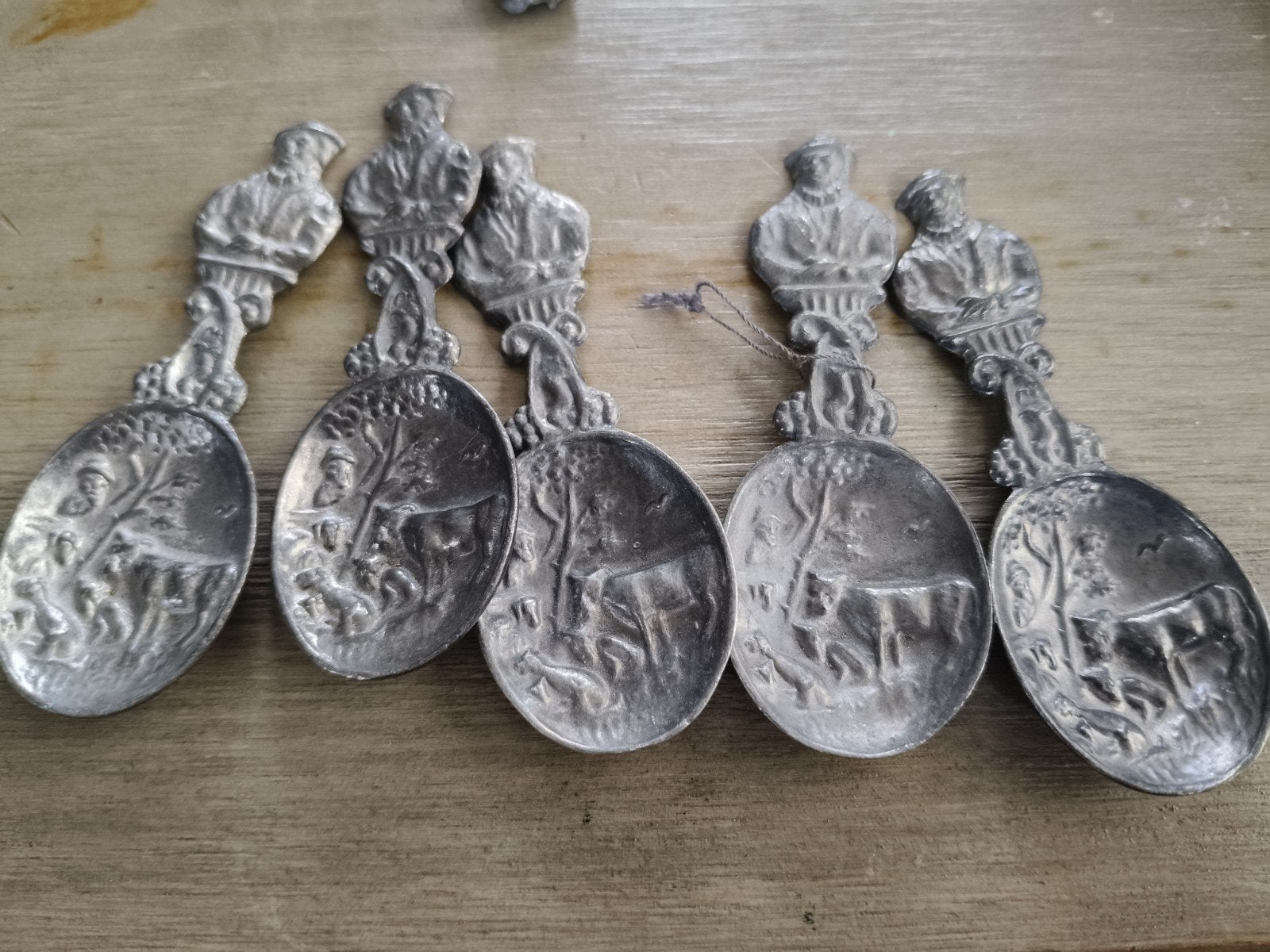 Set van 5 antieke tinnen lepels met reliëf, Ophalen of Verzenden