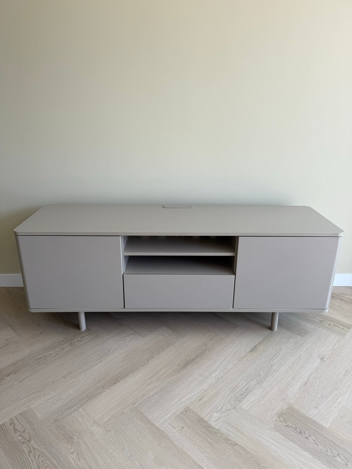IKEA Mostorp TV-meubel taupe - Zo goed als nieuw, Ophalen, Overige materialen, 150 tot 200 cm, Zo goed als nieuw