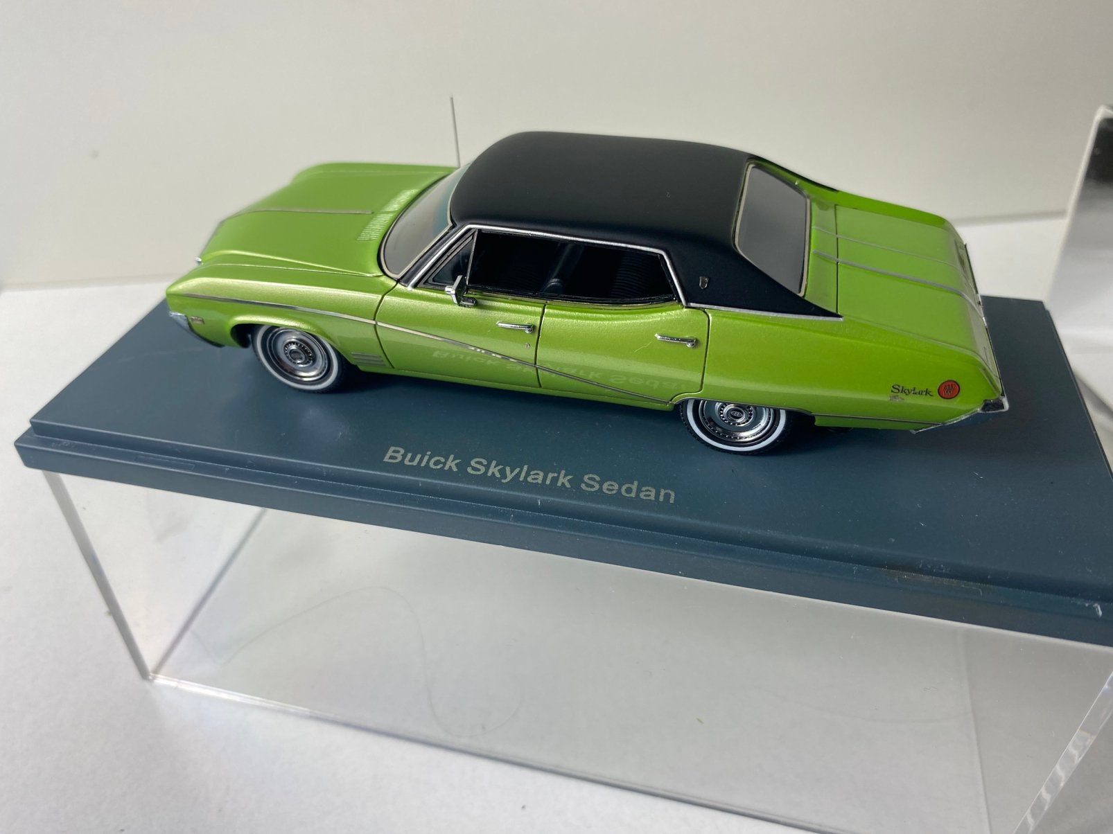 1:43 BUICK SKYLARK SEDAN-metallic green-NEO-in OVP, Ophalen of Verzenden, Nieuw, Auto, Overige merken