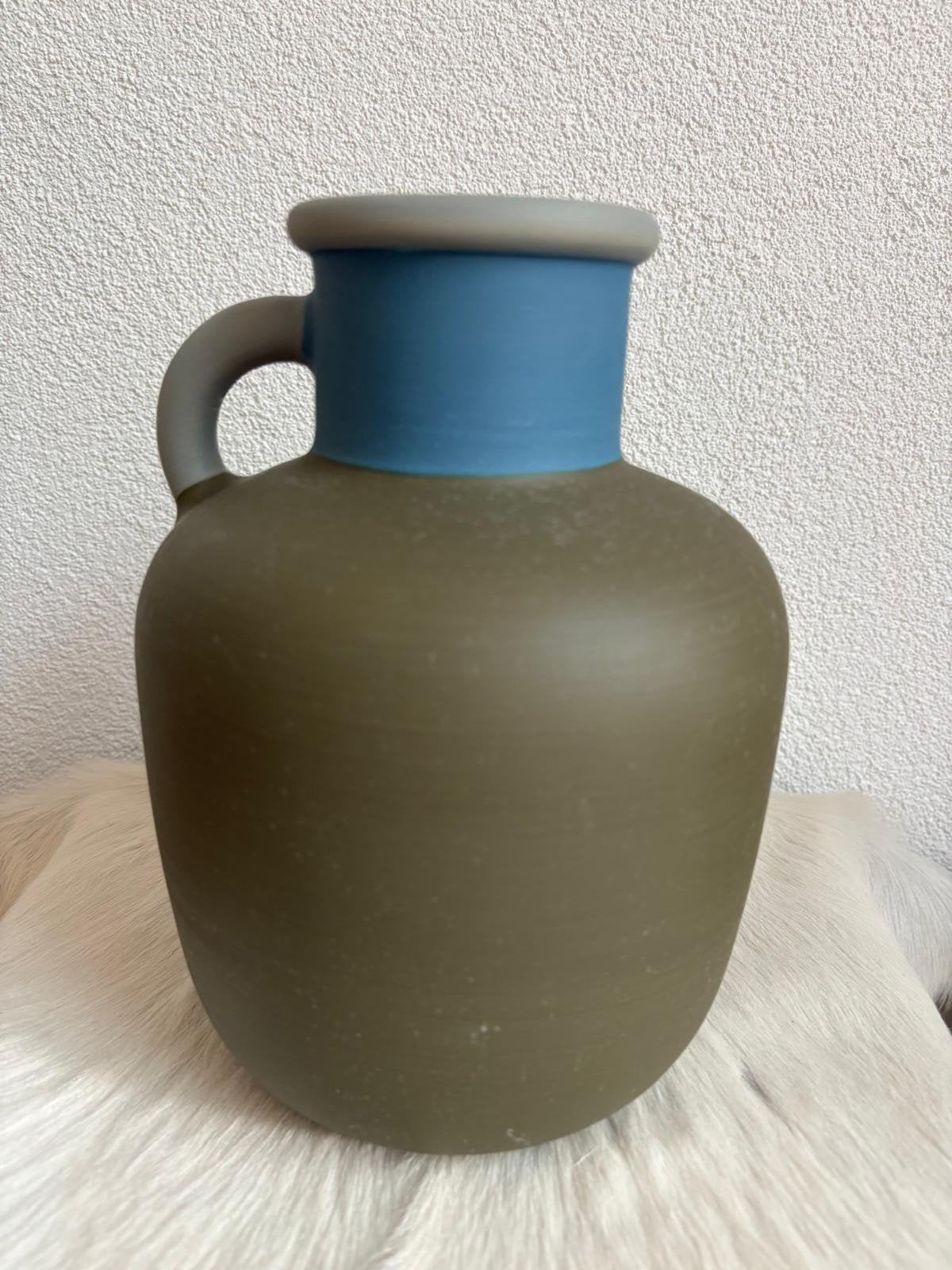 IKEA x HAY YPPERLIG vaas olijfgroen met blauwe hals, 22 cm, Ophalen of Verzenden