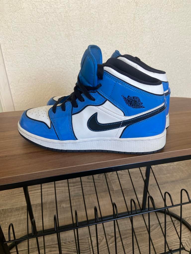 Nike Air Jordan 1 Mid - Blauw/Wit, Kleding | Dames, Schoenen, Ophalen of Verzenden, Gedragen, Blauw, Sneakers of Gympen