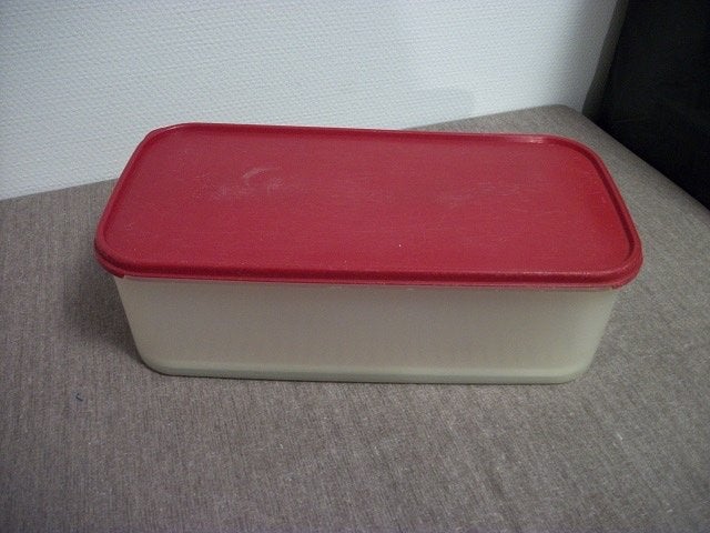 Tupperware Brooddoos met Lift ( rood, 38 L, 18 B, 12 H ), Ophalen of Verzenden, Gebruikt, Rood, Overige typen