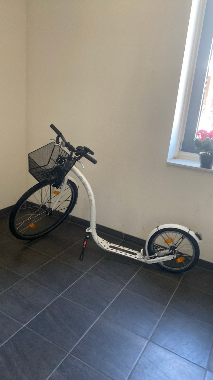 Witte Kickbike step met mandje en standaard, Ophalen, Gebruikt, Kickbike