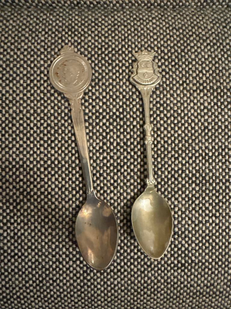 Twee verzilverde lepeltjes: Wilhelmina 1948 & Hillegom, Ophalen of Verzenden