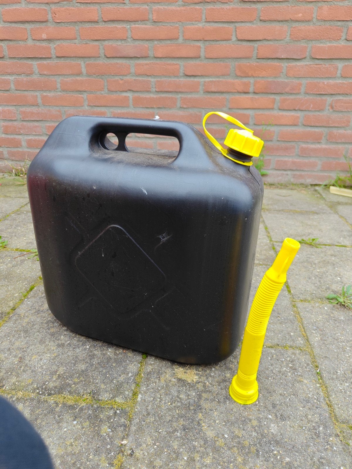 Jerrycan 10L met schenktuit - Zwart, Ophalen, Zo goed als nieuw