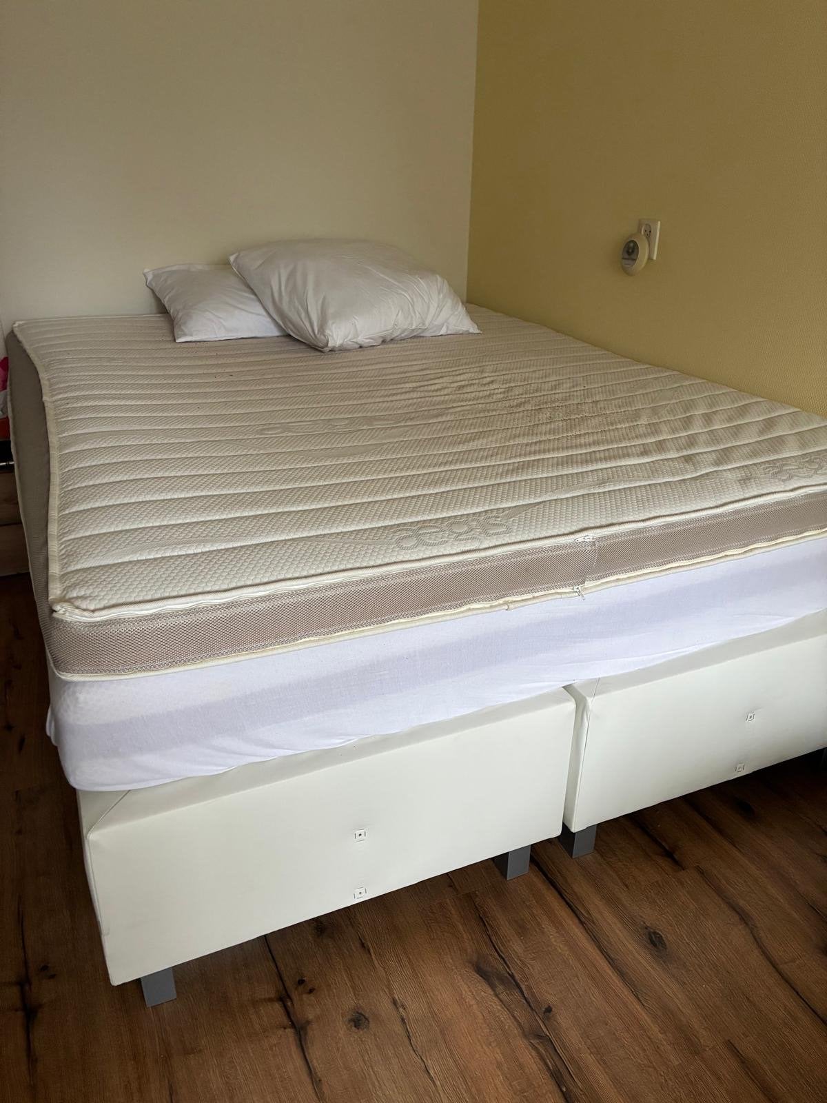 Tweepersoonsbed 1.60x2.00m met matras en topper, Ophalen, Overige materialen, Gebruikt, Wit