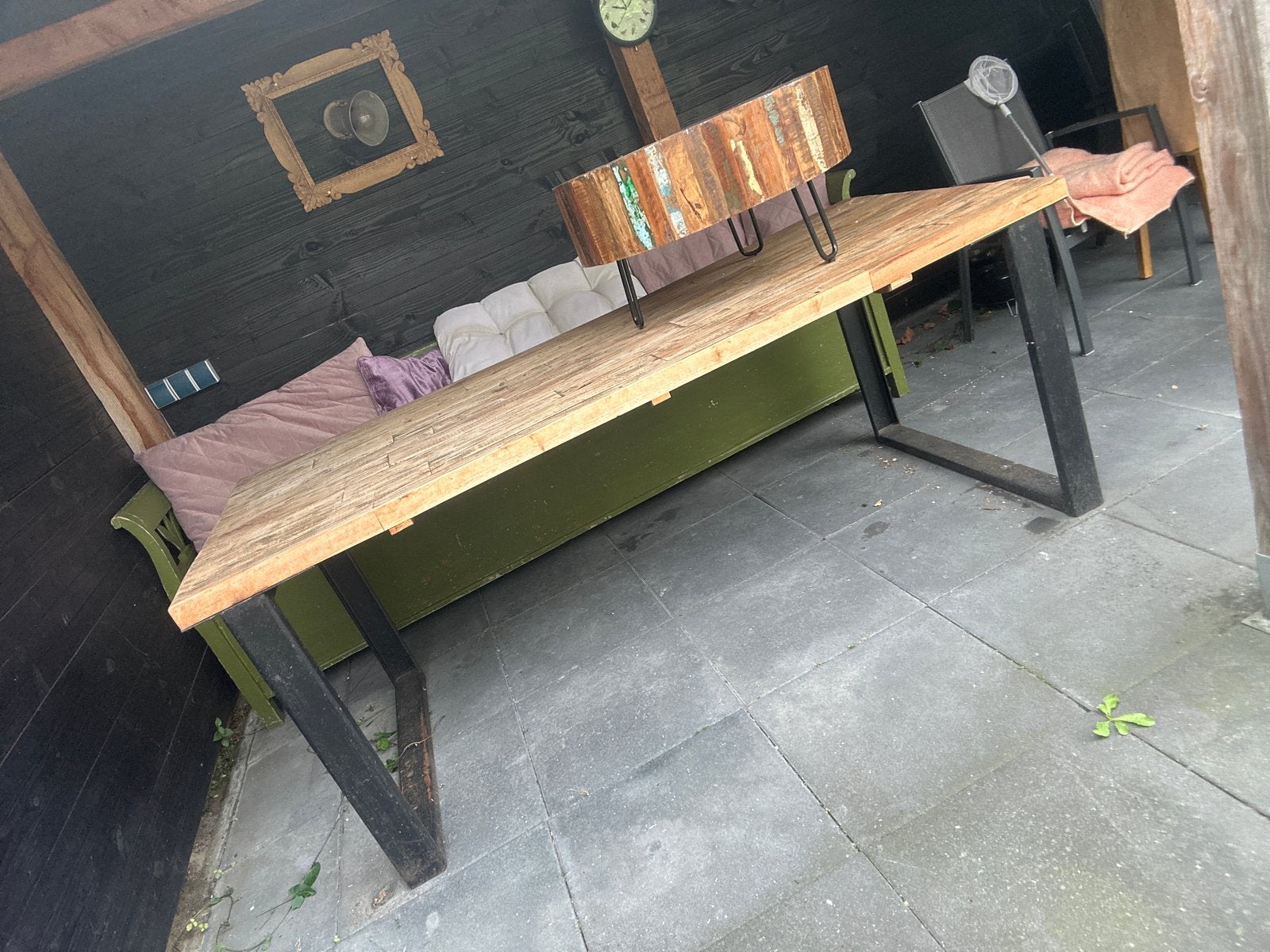 Grote eettafel met stalen poten, Huis en Inrichting, Gebruikt, 100 tot 150 cm, Ophalen of Verzenden, Vijf personen of meer