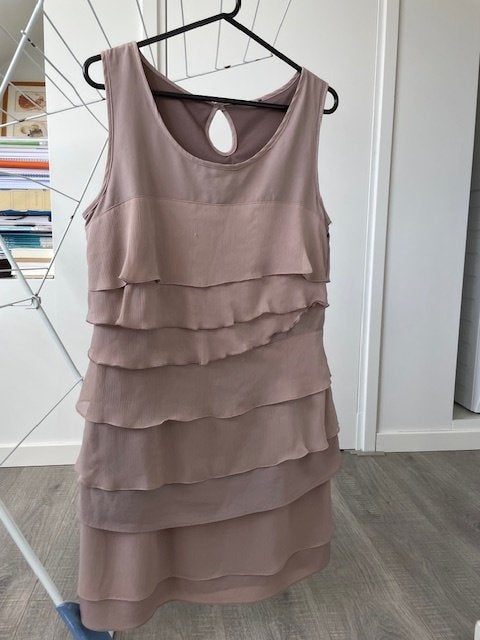 Elegante jurk met speelse laagjes, Kleding | Dames, Jurken, Gedragen, Maat 38/40 (M), Beige, Knielengte, Ophalen of Verzenden