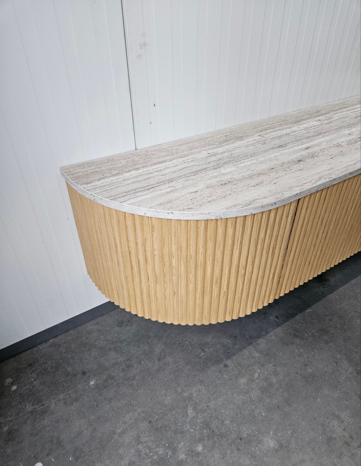 Modern TV meubel | Geribbeld eiken & steenlook blad, 150 tot 200 cm, Eikenhout, Nieuw, Ophalen of Verzenden