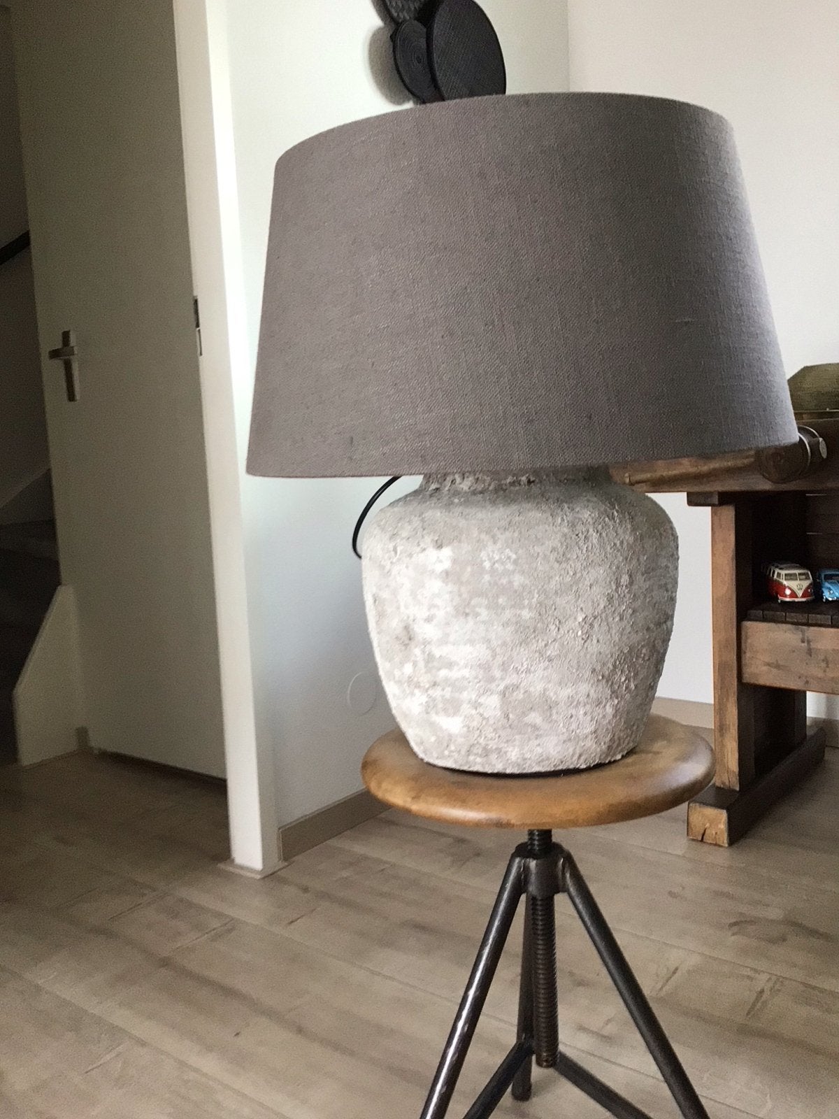Schemerlamp met stenen voet en lichtgrijze kap, Huis en Inrichting, Ophalen, Met kap, Grijs, Schemerlamp