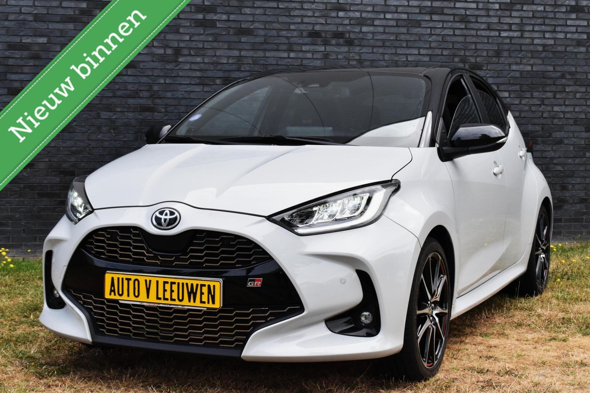 Toyota Yaris 1.5 Hybrid GR Sport JBL/HEAD-UP/LED/CAMERA/STOE, Gebruikt, Euro 6, Met garantie (alle), Wit
