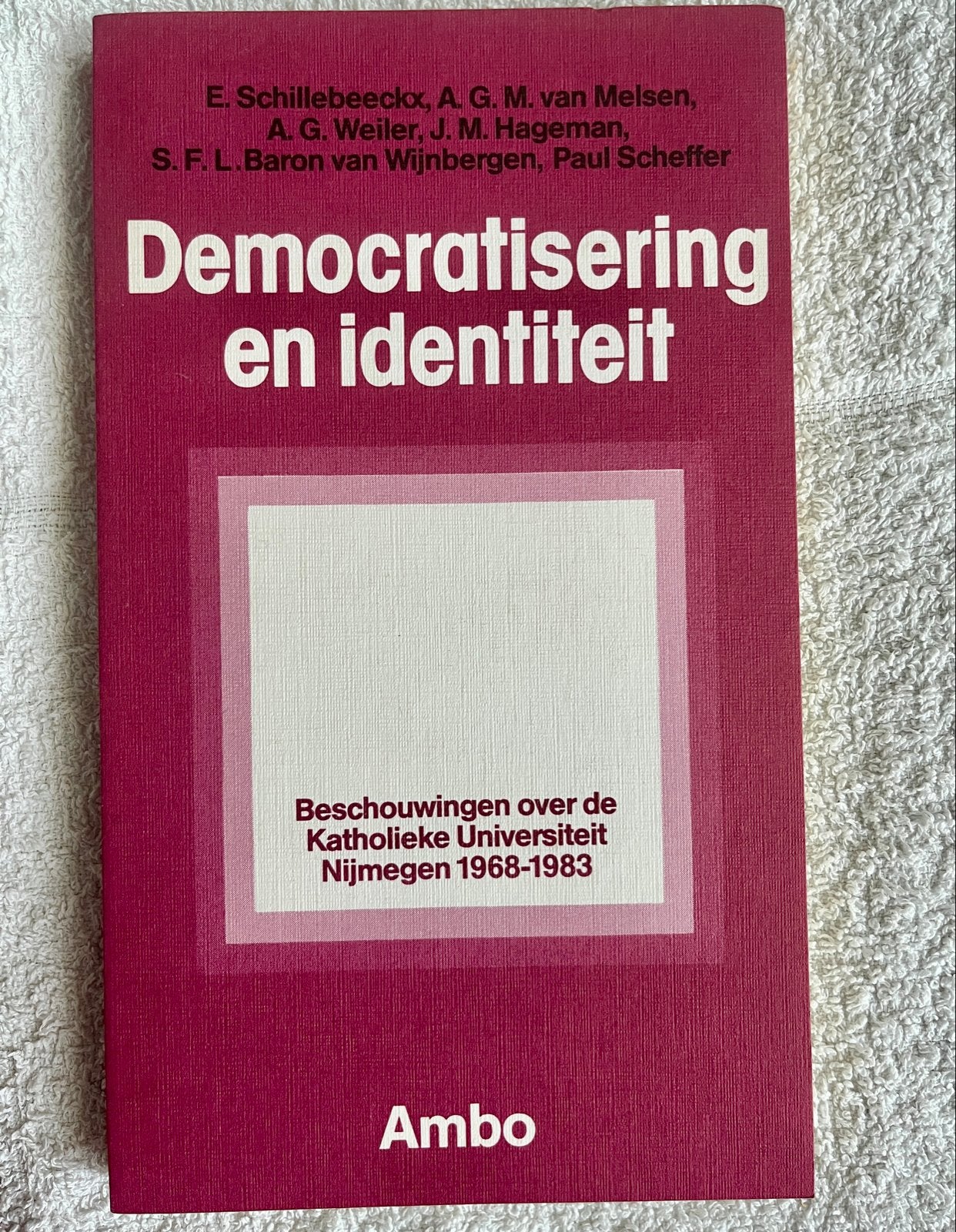Democratisering en identiteit - Universiteit Nijmegen, Ophalen of Verzenden, 20e eeuw of later, Nieuw