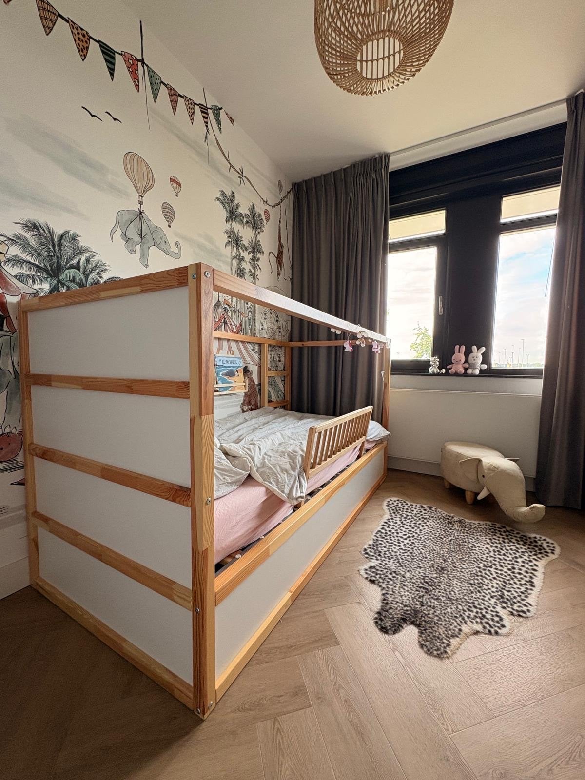 Foto 2 van Omkeerbaar kinderbed / hoogslaper met bedhekje