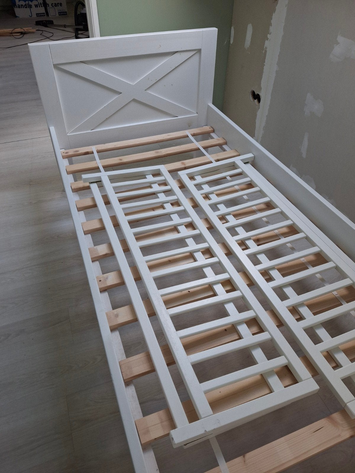 Houten bed WOOOD met valhekjes en lattenbodem, Ophalen, Gebruikt, 90 cm, Eenpersoons