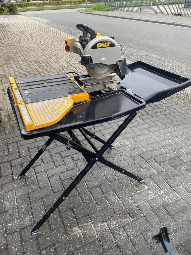 Tegelzaagmachine Dewalt 24000s, Doe-het-zelf en Verbouw, Gereedschap | Zaagmachines, Ophalen, Zo goed als nieuw, Afkortzaag, 30 tot 70 mm
