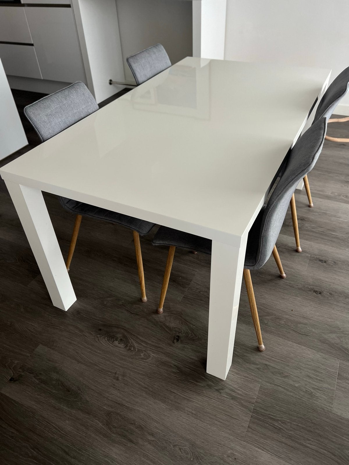 Witte Hoogglans Eettafel met 4 Grijze Stoelen, Ophalen, Kunststof, Gebruikt, 50 tot 100 cm