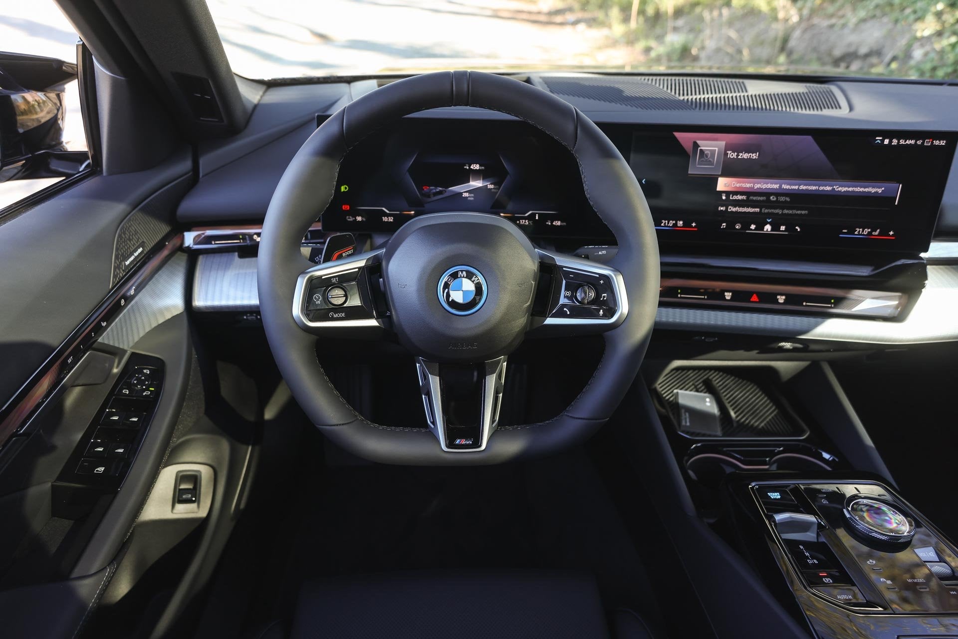 BMW i5 eDrive40 M Sport / Panoramadak / Trekhaak / Adaptieve, 2095 kg, Achterwielaandrijving, Zwart, Met garantie (alle)