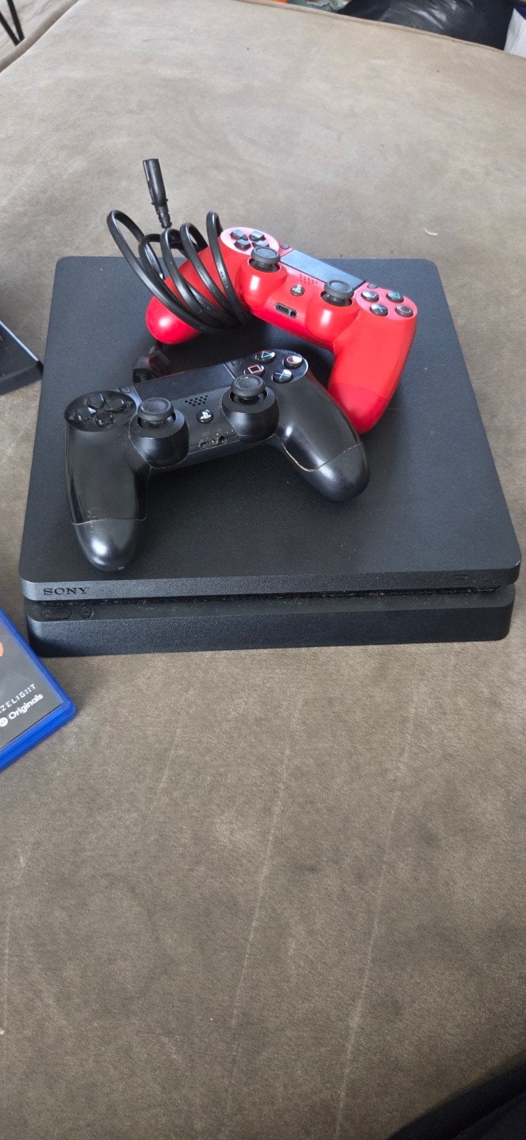 PlayStation 4  met 2 controllers, Spelcomputers en Games, Games | Sony PlayStation 5, Gebruikt, 2 spelers, Eén computer, Vanaf 12 jaar