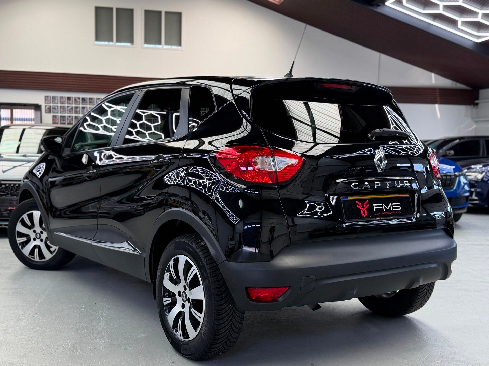 Renault Captur 1.2 TCe Expression Automaat Bluetooth, Stof, 4 cilinders, Zwart, 57 €/maand
