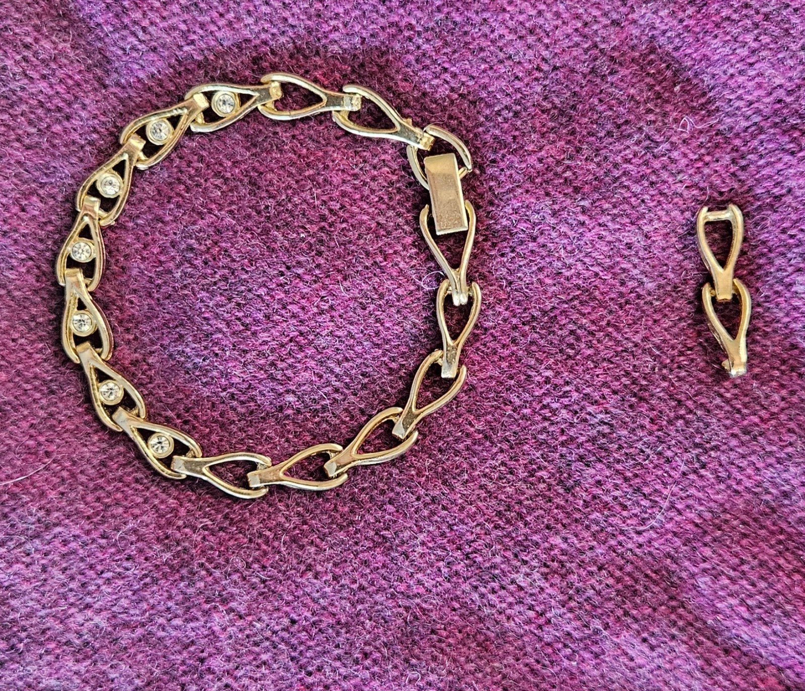 Mooi goud kleurige armband met steentjes, Overige materialen, Verzenden, Zo goed als nieuw, Goud