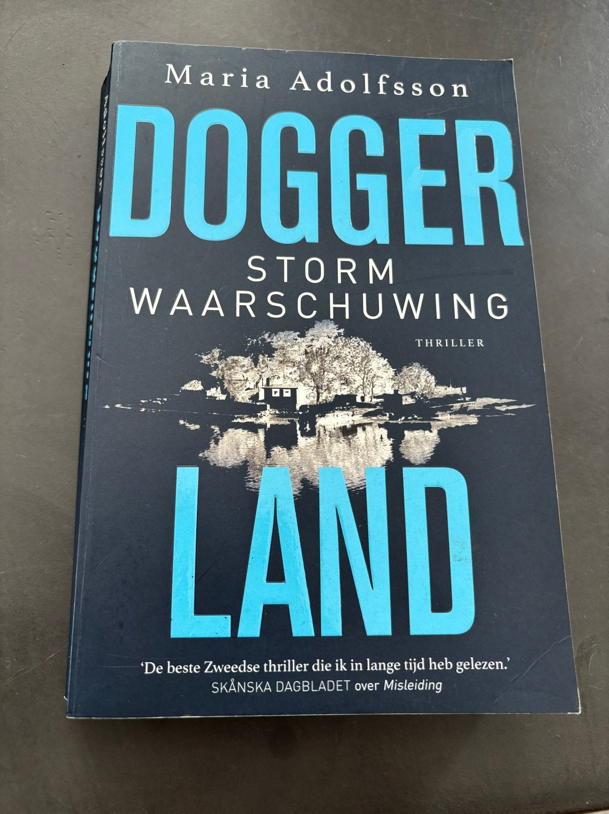 Doggerland: Stormwaarschuwing - Maria Adolfsson, Ophalen of Verzenden, Gelezen, Scandinavië