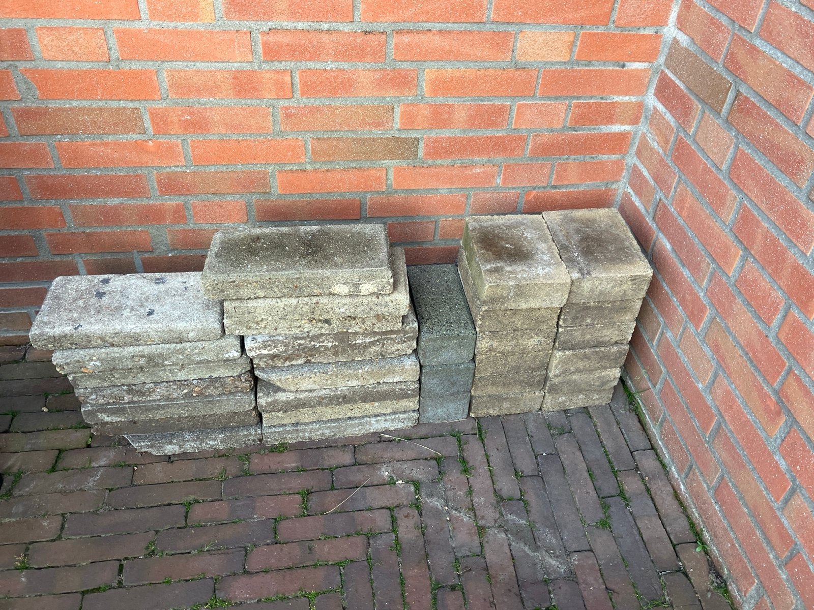 Gebruikte betontegels 30x15x4 en 20x15x6, Tuin en Terras, Tegels en Klinkers, Ophalen, Gebruikt, 10 m² of meer, Beton