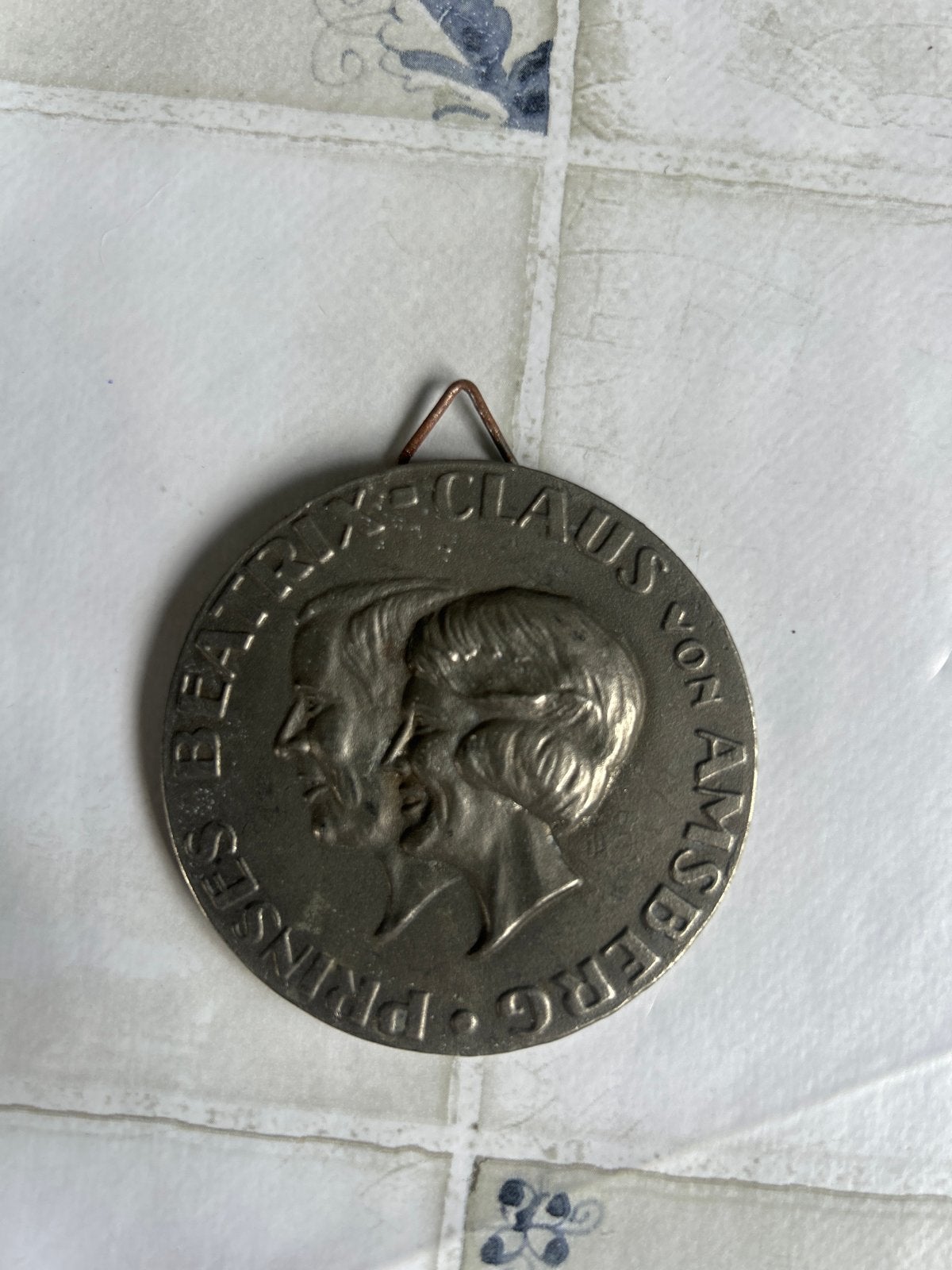 Herdenkingsmedaille Prinses Beatrix & Claus van Amsberg, Ophalen of Verzenden, Overige materialen, Nederland