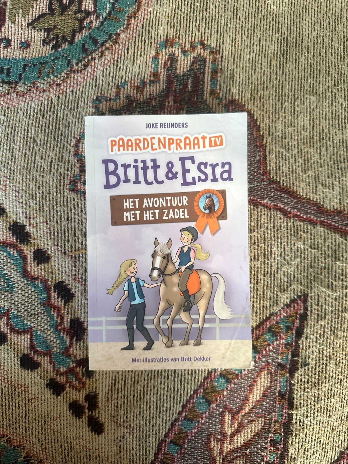 Paardenpraat TV Britt & Esra: Het Avontuur met het Zadel, Ophalen of Verzenden, Gelezen, Fictie algemeen